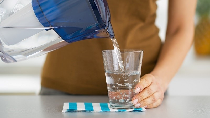Nên uống đủ 2 lít nước mỗi ngày để giữ cho cơ thể khỏe mạnh nhất