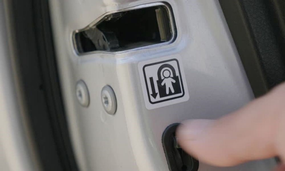 Chốt khóa trẻ em là một trong các bộ phận trên xe ô tô cần thiết