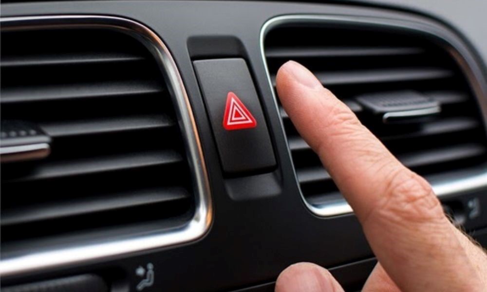 Đèn cảnh báo nguy hiểm là một trong những trang bị trên xe