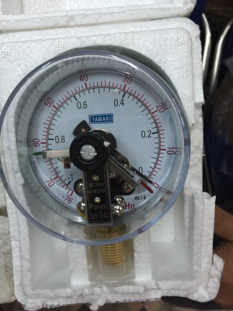 Đồng hồ đo áp suất 3 kim thương hiệu Yamaki